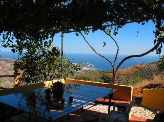 Hier sehen Sie den weiten und offenen Blick auf die Bucht von La Herradura von Ihrer Terrasse