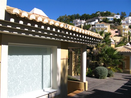Die exklusive Villa liegt nur 500 m vom Strand, in der urbanisation Cielos de Cotobro