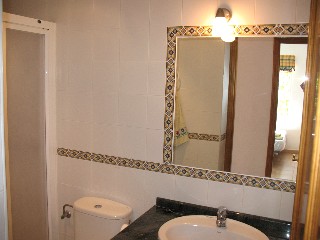 Das Bad hat einen grossen Spiegel